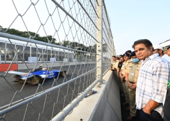 Indian Racing League on the banks of Hussainsagar on Saturday