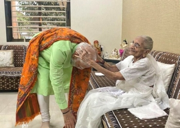 modi with mother